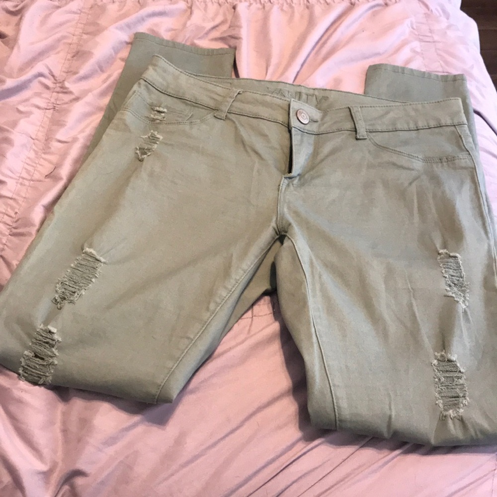NWOT Vanity sage color distressed skinny jegging